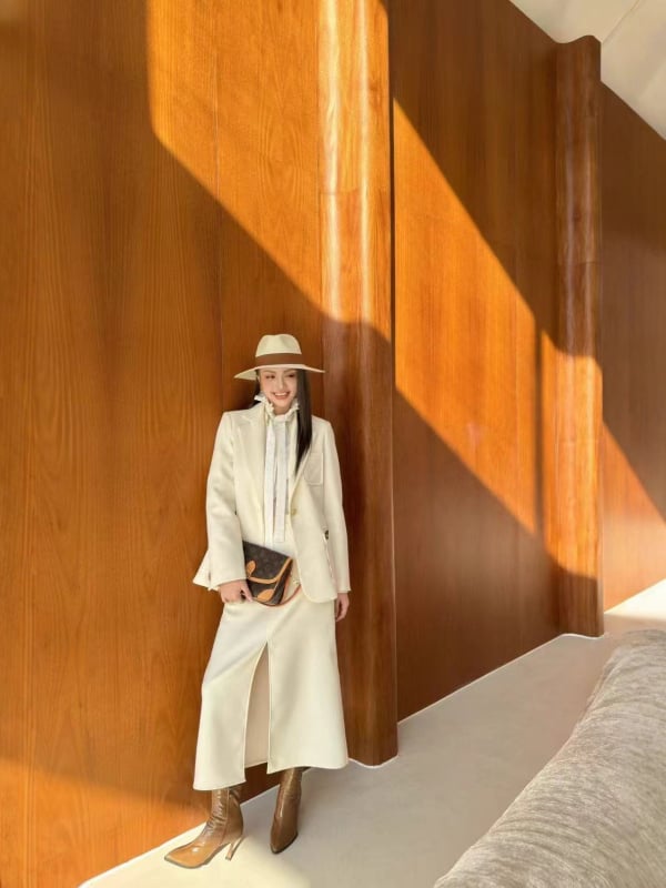 Дамски блейзър за есенно‑зимния сезон 2025 с геометричен принт, поло яка, дълги ръкави, прав силует, едно копче