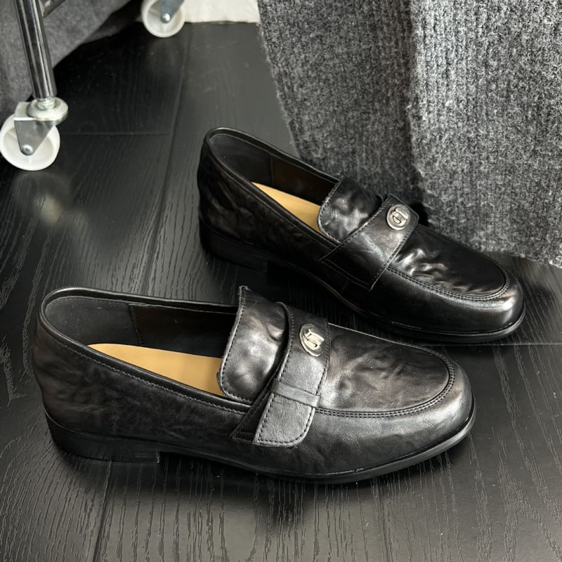 Valódi bőr loaferek, slip-on, laza brit stílusú női cipők, bőr felsőrész, alacsony nyílású vamp és középmagas sarok (3–6 cm), tavasz 2025