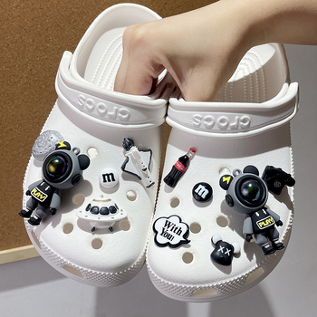 Аксесоари за обувки Crocs: DIY копчета и цветни украси