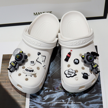 Аксесоари за обувки Crocs: DIY копчета и цветни украси