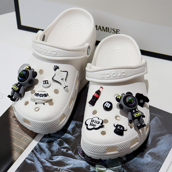 Аксесоари за обувки Crocs: DIY копчета и цветни украси