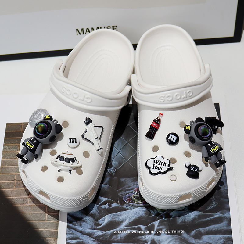 Аксесоари за обувки Crocs: DIY копчета и цветни украси