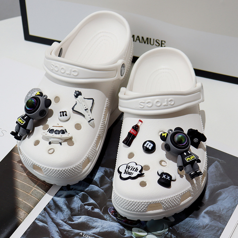Аксесоари за обувки Crocs: DIY копчета и цветни украси
