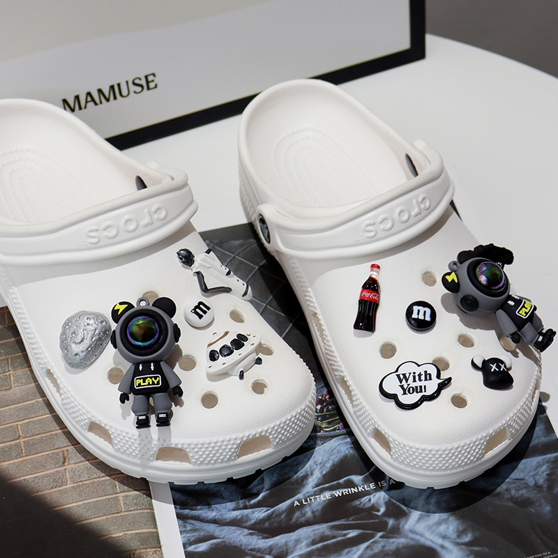 Аксесоари за обувки Crocs: DIY копчета и цветни украси