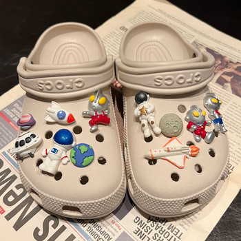 Ultraman аксесоари за Crocs-стил джапанки: DIY украса с космическо цвете и декоративна катарама Carlochi