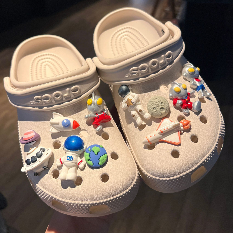 Ultraman аксесоари за Crocs-стил джапанки: DIY украса с космическо цвете и декоративна катарама Carlochi