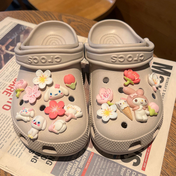 Пролетни аксесоари за Crocs обувки – DIY комплект с мотиви: куче с големи уши и цветя от праскова за Carlochi Crocs