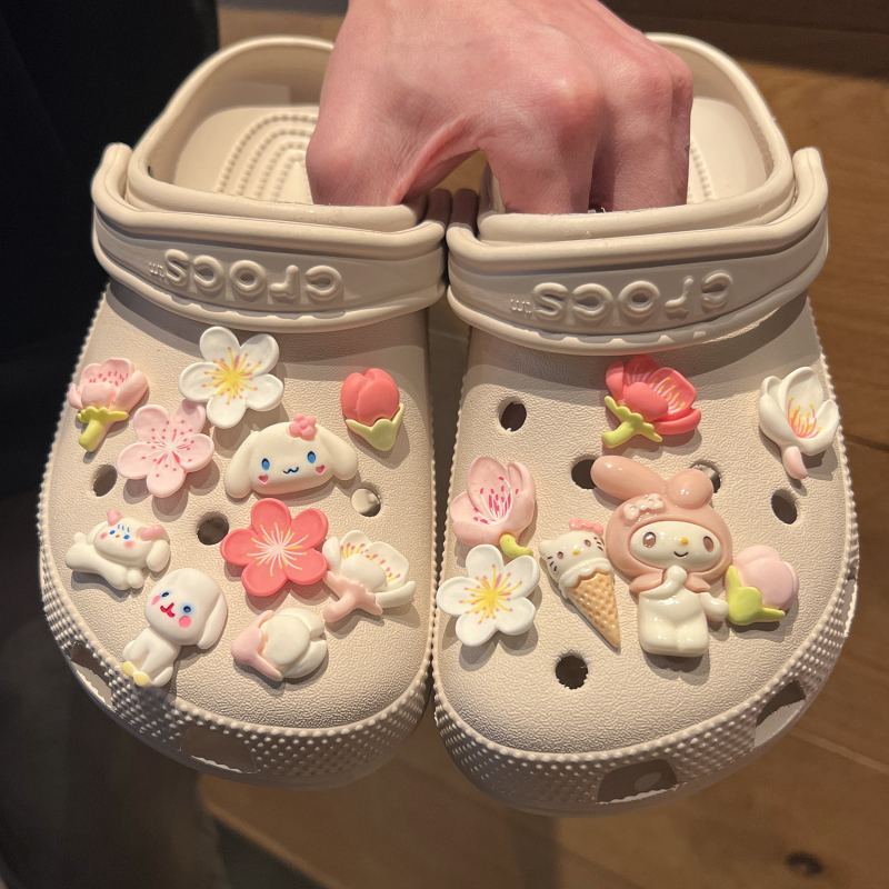 Пролетни аксесоари за Crocs обувки – DIY комплект с мотиви: куче с големи уши и цветя от праскова за Carlochi Crocs