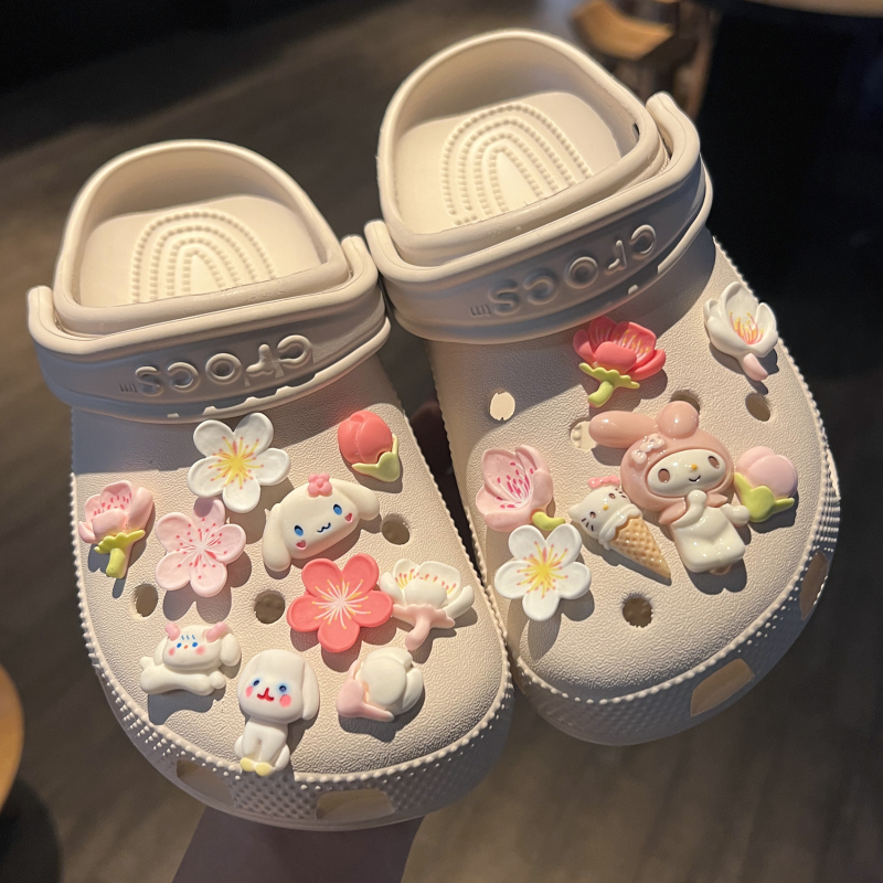 Пролетни аксесоари за Crocs обувки – DIY комплект с мотиви: куче с големи уши и цветя от праскова за Carlochi Crocs