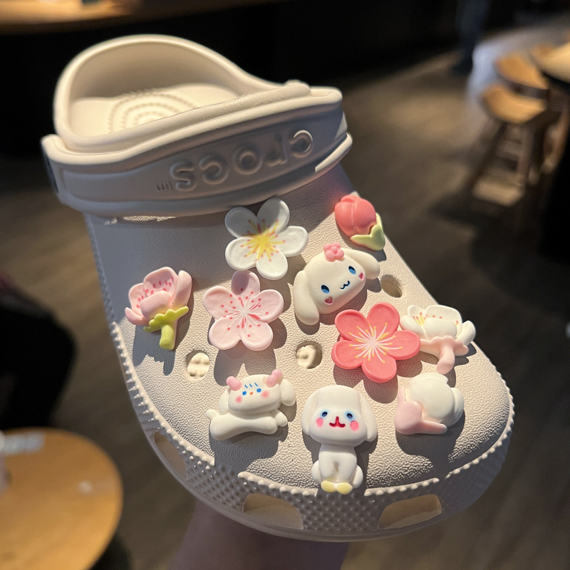 Пролетни аксесоари за Crocs обувки – DIY комплект с мотиви: куче с големи уши и цветя от праскова за Carlochi Crocs