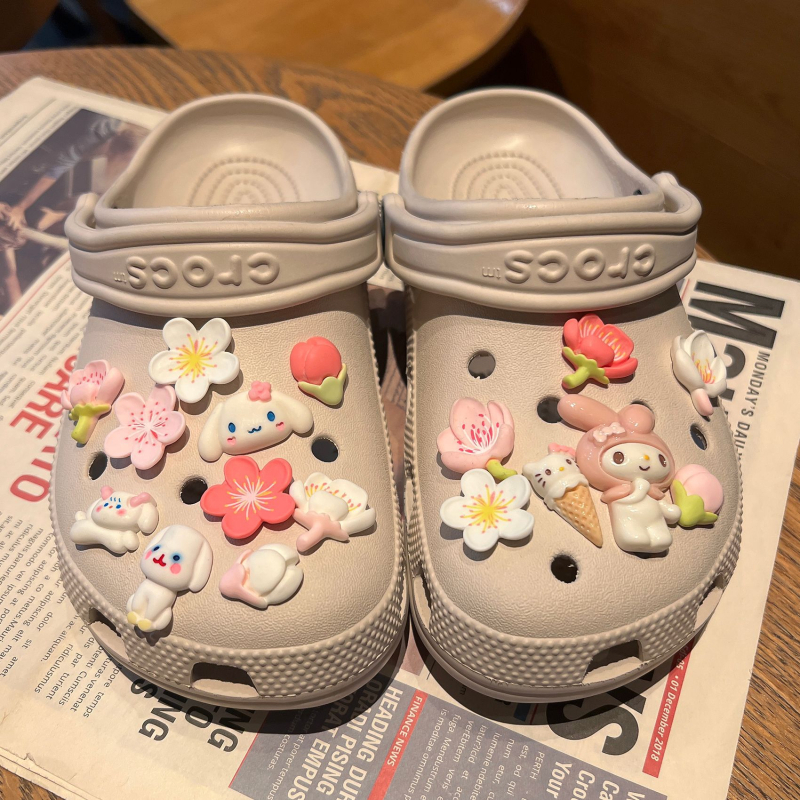 Пролетни аксесоари за Crocs обувки – DIY комплект с мотиви: куче с големи уши и цветя от праскова за Carlochi Crocs