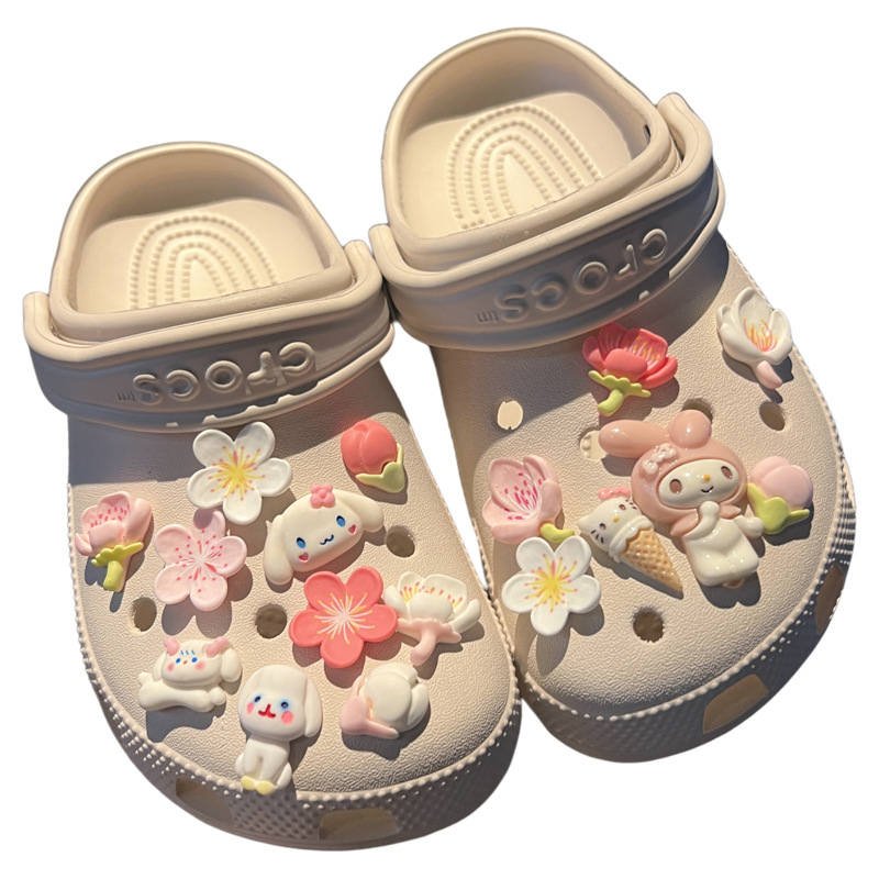 Пролетни аксесоари за Crocs обувки – DIY комплект с мотиви: куче с големи уши и цветя от праскова за Carlochi Crocs