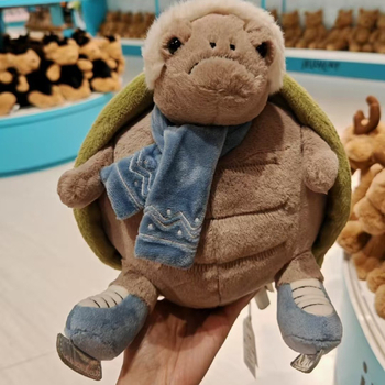 Timmy Turtle - плюшена успокояваща играчка за деца с зимна ски тематика и коледна атмосфера