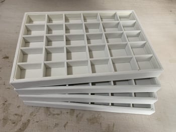 Поставка за бижута от светъл велур, за обеци и гривни