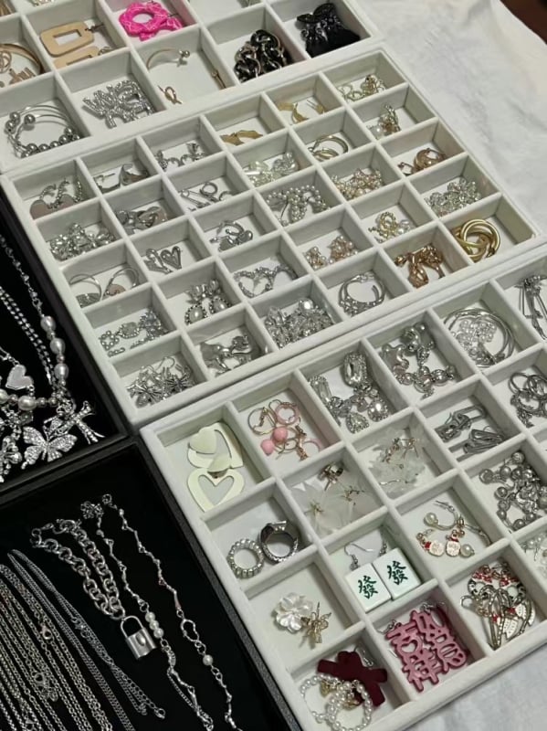 Поставка за бижута от светъл велур, за обеци и гривни