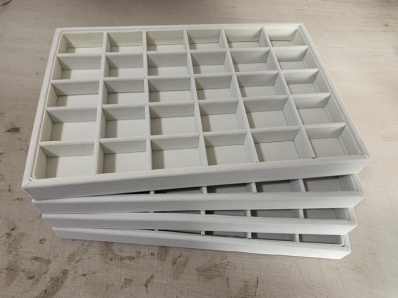 Поставка за бижута от светъл велур, за обеци и гривни