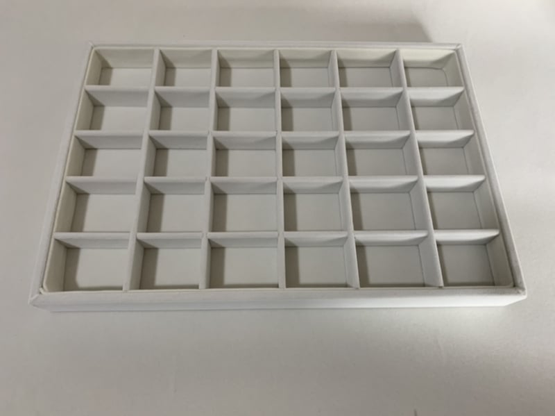 Поставка за бижута от светъл велур, за обеци и гривни