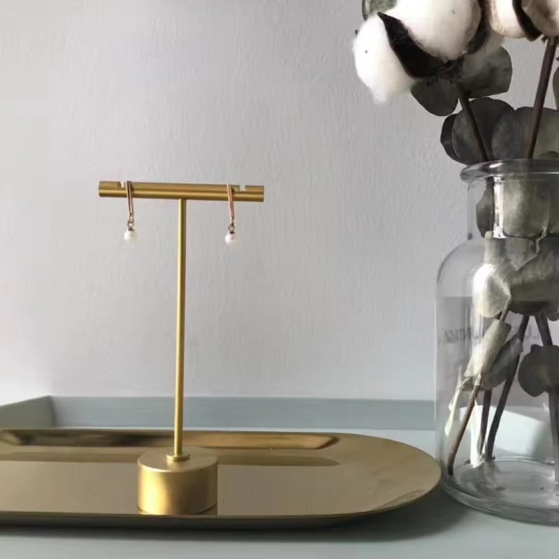 Kovový stojan na šperky: náušnice, prstene a náramky — T-tvarovaný stojan