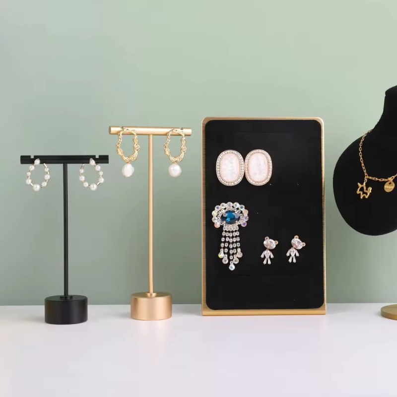 Kovový stojan na šperky: náušnice, prstene a náramky — T-tvarovaný stojan