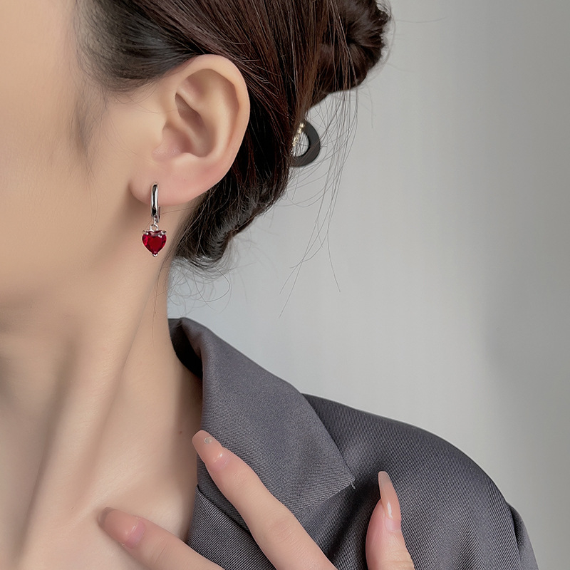 Naušnice sa srcem – minimalistične, slatke i svestrane, unisex