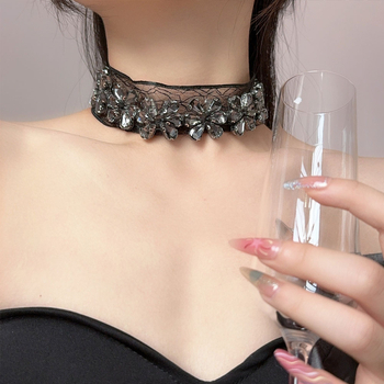 Choker s mrežaste čipke i cirkon cvijetom, za žene, tamnog stila, novi model 2026, nišni lagani luksuz