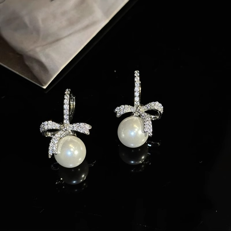 Ženski naušnice s mašnicom, cirkonima i peralama — svestrani, elegantan dizajn