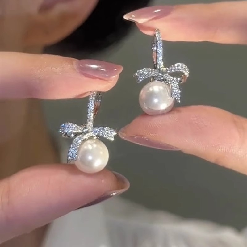 Ženski naušnice s mašnicom, cirkonima i peralama — svestrani, elegantan dizajn