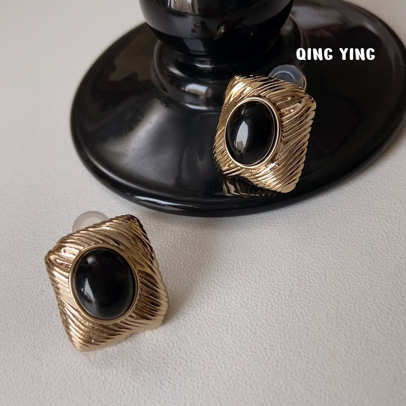 Geometrijski kvadratni naušnice s teksturom metala – europsko-američki stil, suptilan luksuz, elegantan retro stil