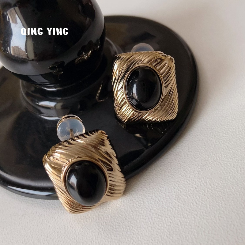 Geometrijski kvadratni naušnice s teksturom metala – europsko-američki stil, suptilan luksuz, elegantan retro stil