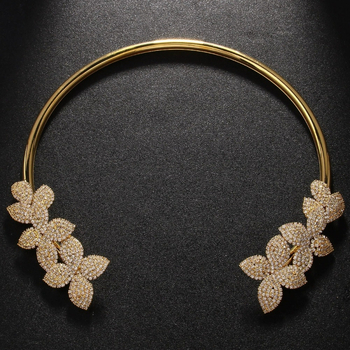 Set nakita s rhinestones i cvjetnim motivom: ogrlica i naušnice za žene