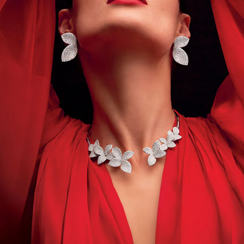 Set nakita s rhinestones i cvjetnim motivom: ogrlica i naušnice za žene