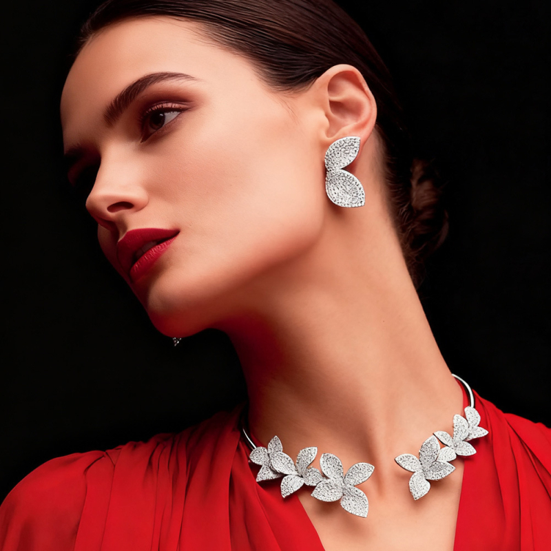 Set nakita s rhinestones i cvjetnim motivom: ogrlica i naušnice za žene