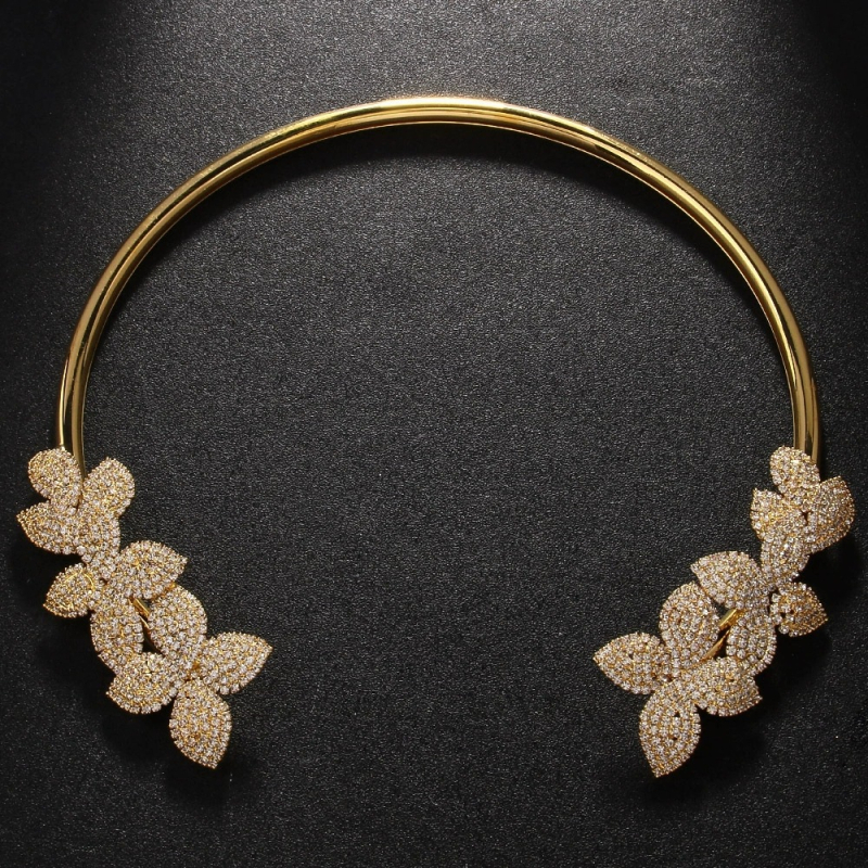 Set nakita s rhinestones i cvjetnim motivom: ogrlica i naušnice za žene