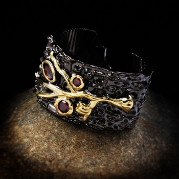 Комплект меден пръстен, колие и обеци с черно-златно покритие и геометричен издялан дизайн