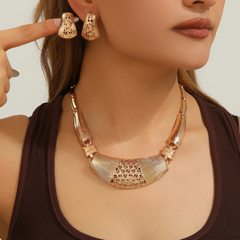 Комплект колие и обеци за жени от цинкова сплав с позлатен оттенък и ажуриран мотив (сърце, капка, камбанка)