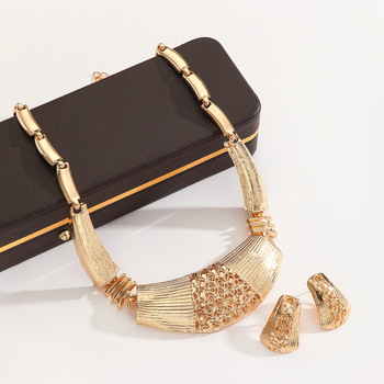 Комплект колие и обеци за жени от цинкова сплав с позлатен оттенък и ажуриран мотив (сърце, капка, камбанка)