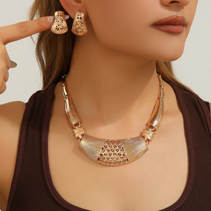 Комплект колие и обеци за жени от цинкова сплав с позлатен оттенък и ажуриран мотив (сърце, капка, камбанка)