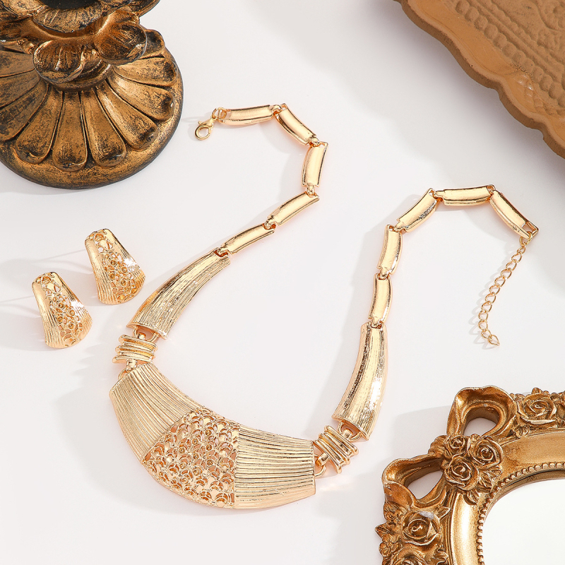 Комплект колие и обеци за жени от цинкова сплав с позлатен оттенък и ажуриран мотив (сърце, капка, камбанка)