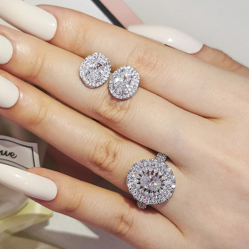 Комплект от пръстен и обеци за жени с овални диаманти — лукс и стил