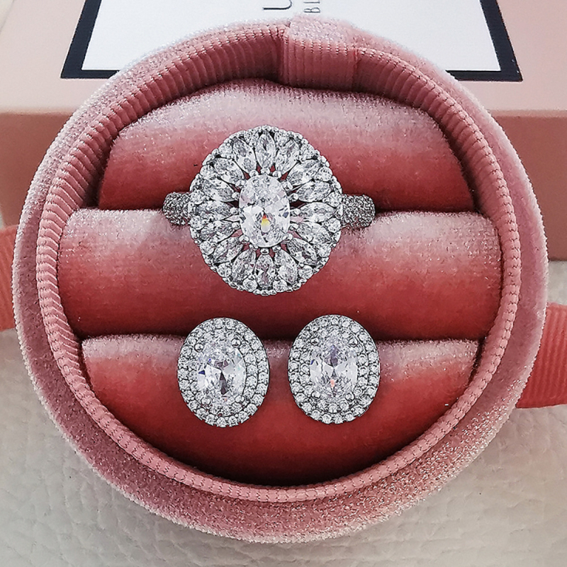 Комплект от пръстен и обеци за жени с овални диаманти — лукс и стил