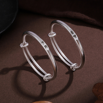 Гривна за бебета от бял мед със сребърно покритие и матова повърхност, твърд метал; безопасен и радостен дизайн; идеален подарък за първи рожден ден или за пълнолуние.