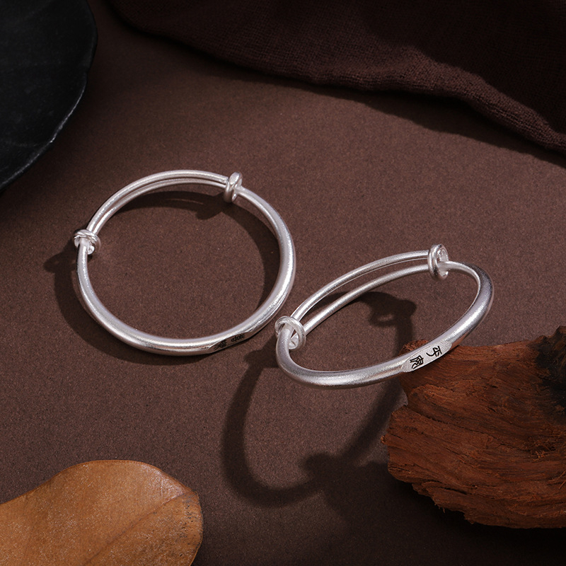 Гривна за бебета от бял мед със сребърно покритие и матова повърхност, твърд метал; безопасен и радостен дизайн; идеален подарък за първи рожден ден или за пълнолуние.