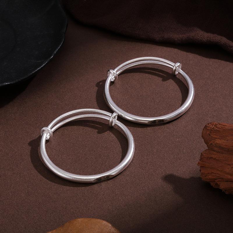 Гривна за бебета от бял мед със сребърно покритие и матова повърхност, твърд метал; безопасен и радостен дизайн; идеален подарък за първи рожден ден или за пълнолуние.