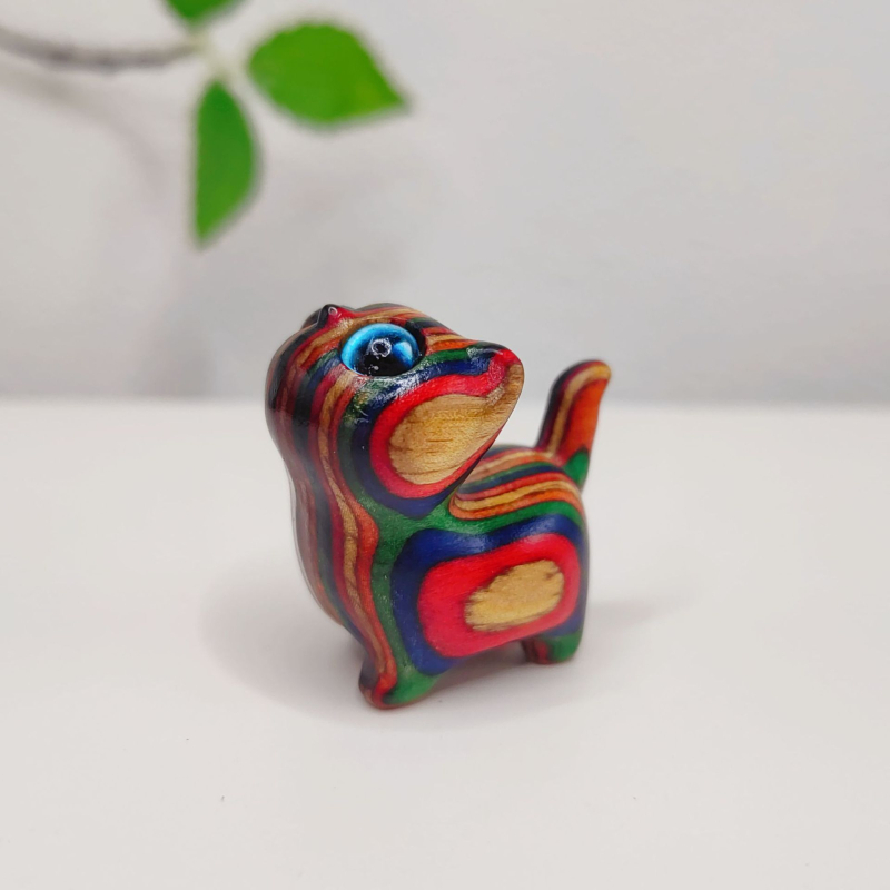 Drevena mačka s duhom bojama, izrezbarena auto ukrasna figurica, kreativna minimalistička figura – dar za rođendan