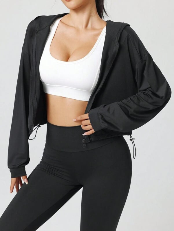 Kratka sportska jakna s kapuljom i cijelim zatvaračem, podesivim donjim rubom i šnimom za podešavanje – za trening i udobnu jogu