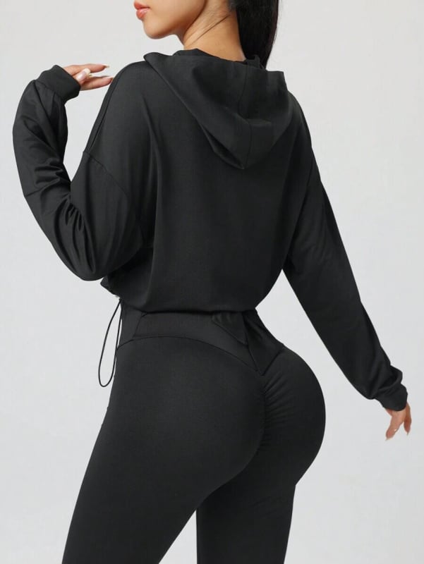 Kratka sportska jakna s kapuljom i cijelim zatvaračem, podesivim donjim rubom i šnimom za podešavanje – za trening i udobnu jogu