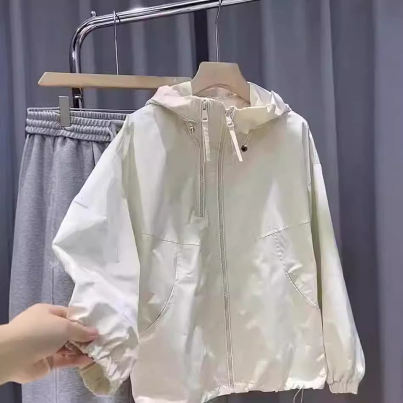 Дамско бяло яке с качулка, леко за пролетно–есенно облекло 2024 г., европейски стил, слънцезащитно яке.