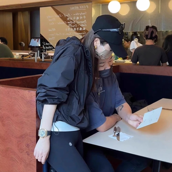 Дамско късо черно яке с качулка, ветроустойчиво, есен 2024