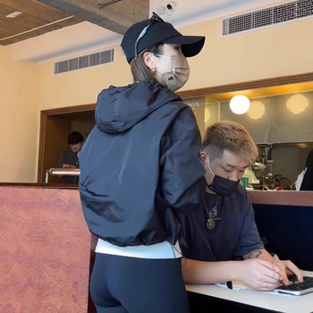 Дамско късо черно яке с качулка, ветроустойчиво, есен 2024