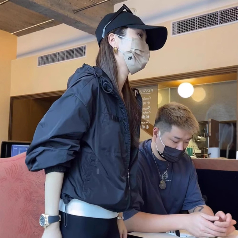 Дамско късо черно яке с качулка, ветроустойчиво, есен 2024